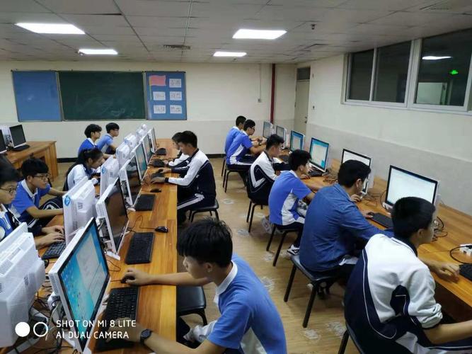深圳市奋达职业技术学校--网页设计社